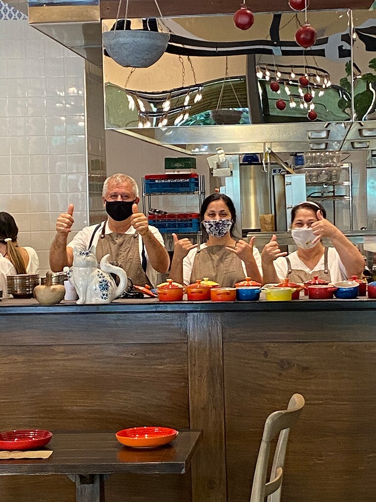 美味しさの秘密は丁寧な仕込み。その様子を垣間見ることができるオープンキッチン。