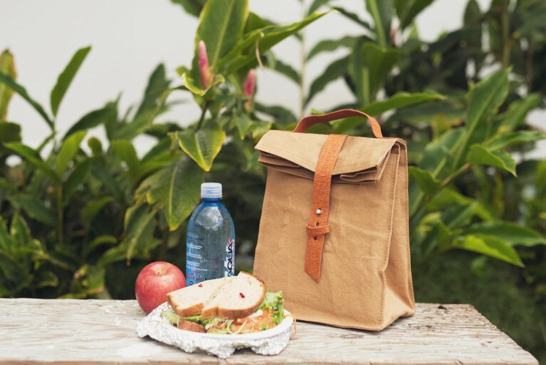 留め具や持ち手など、ディテールにもこだわりを感じるクーラバッグは「ホール・フーズ」で販売しているもの。