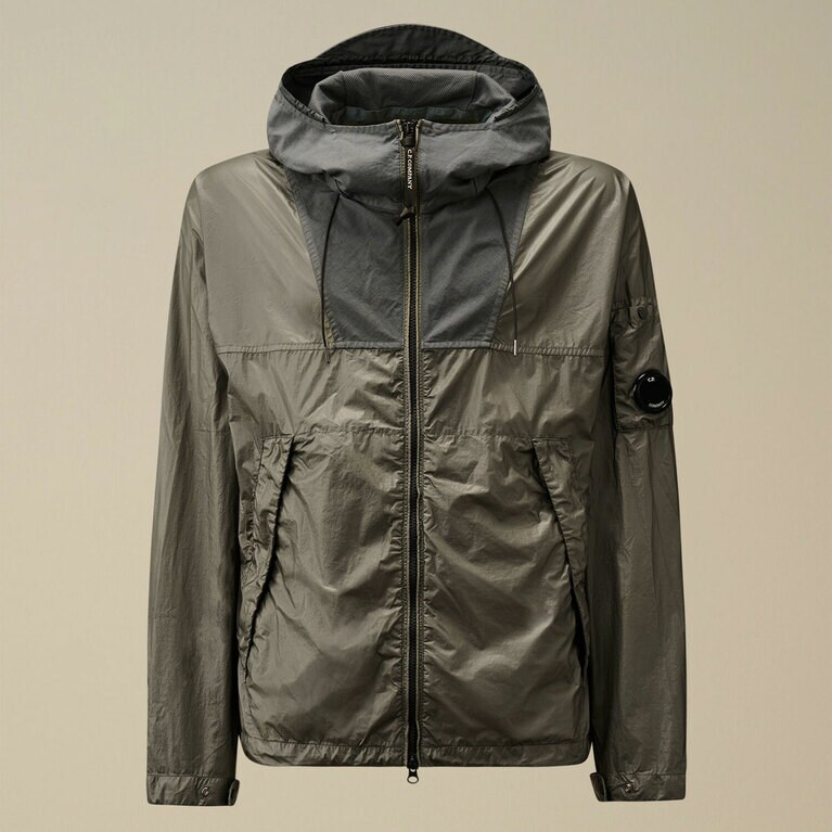 C.P. COMPANY “CS-Ⅱ ミックスド フードレンズ ジャケット”（ユニセックス）／132,000円。