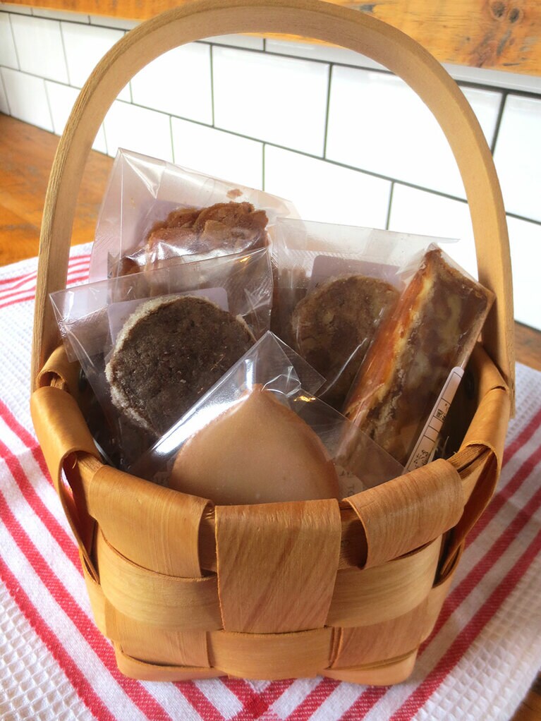 かごに入れたのは「サブレ・オ・シトロン」「サブレ・オ・ショコラ」「サブレ・ノワゼット」「トンカ豆のチュイール」「アンガディーネ」。