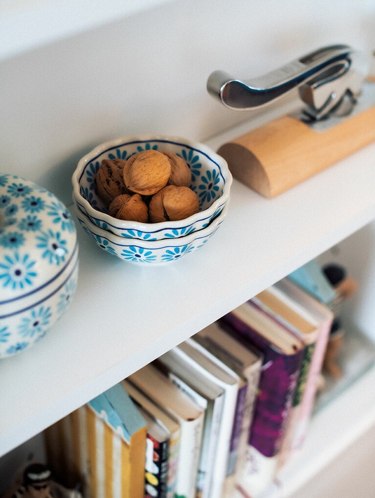 部屋には小山さんが集めたワイン関連の本や東御名産のクルミが置いてある。