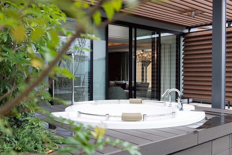 テラスに設えられたアウトドアジャグジー。