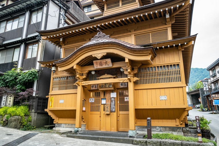 野沢温泉村のシンボル的存在の「大湯」は、立派な湯屋建築にも注目。