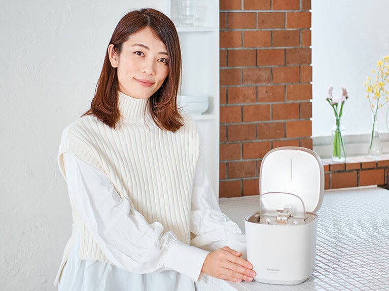 CREAアンバサダーの井上智賀さん。冬は肌の乾燥に悩まされているのだそう。