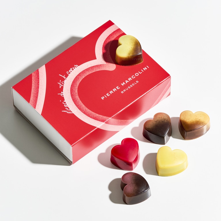 コフレ ドゥ ココロ 6個入り￥3,132。スミレ風味は映画「あん」（河瀬直美監督／2015年）に登場する、スミレキャンディーがヒントになっているという。