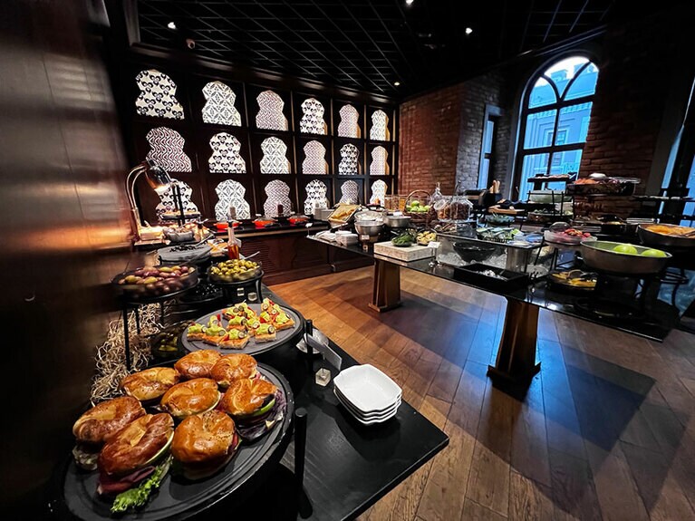 朝食のビュッフェ。新鮮なフルーツから、トルコ料理、ハンバーガー、焼きたてのパン、スイーツなどが並ぶ。