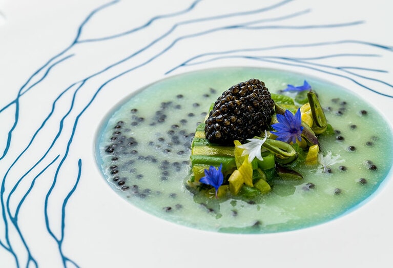 “チョウザメのフィレ ブイヨンとキャビア”。