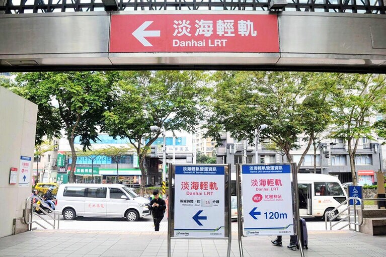 MRT紅樹林駅改札を出たところの案内。