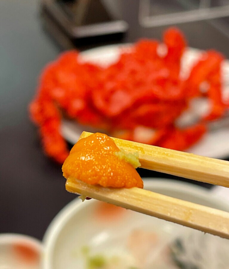 浜中産の高級養殖ウニ。2021年は赤潮の被害で漁獲量が激減した、貴重なウニだ。質のいい昆布を食べているので濃厚な旨みが口中に広がる。