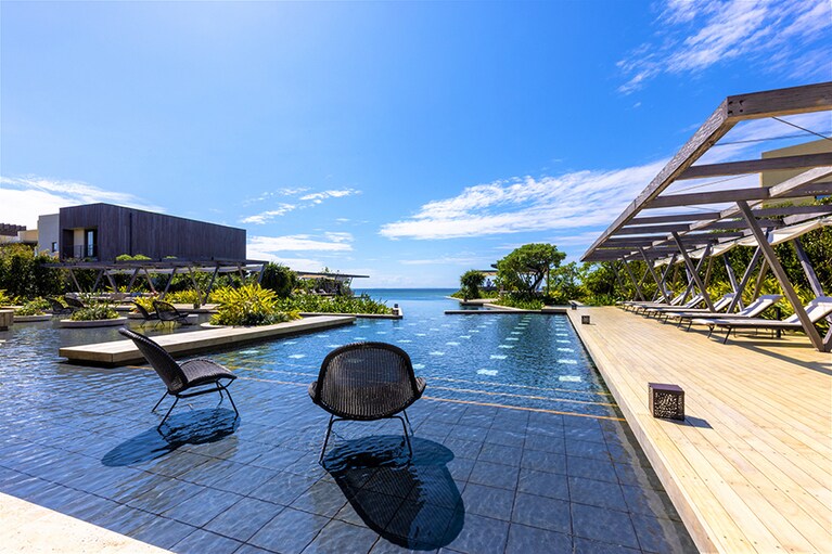 視界いっぱいに青い空と海が広がる全長40mのインフィニティプールの心地よさは、唯一無二。