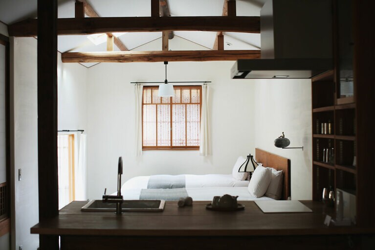 白を基調にした空間がすがすがしい「角屋の町家」。