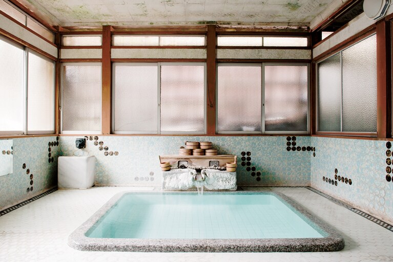 【会津東山温泉 向瀧】レトロな温泉「きつね湯」。加温・加水なし、自然湧出の自家源泉かけ流し。