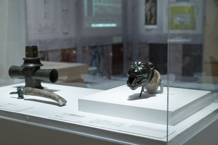 「テルマエ展」では古代ローマ時代に実際に使われていた様々な道具を展示。写真左は水道のバルブ。