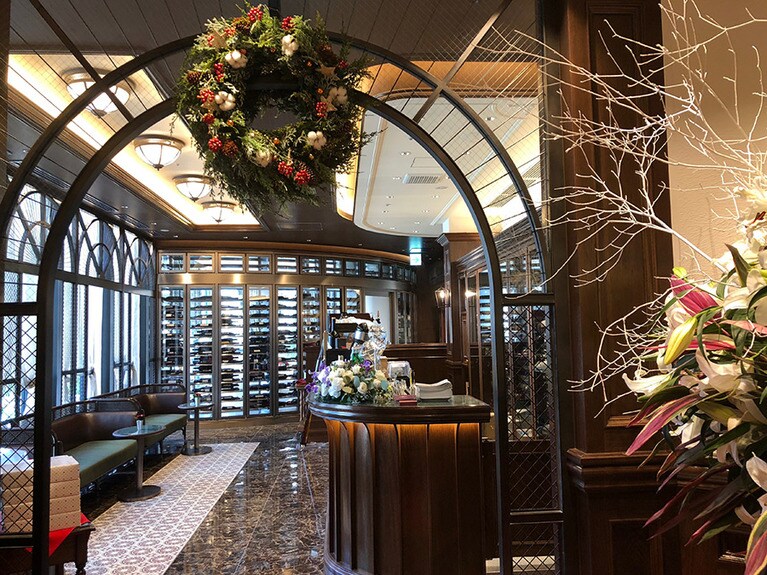 ここがウェイティングスペース。待っている間に軽く一杯飲むこともできる。