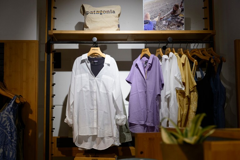 半袖シャツと同素材の長袖シャツ。着丈が長めに作られているから、インにアウトに着こなしの幅も広がる。ウィメンズ・ライトウェイト・A/Cボタンダウン 14,850円。