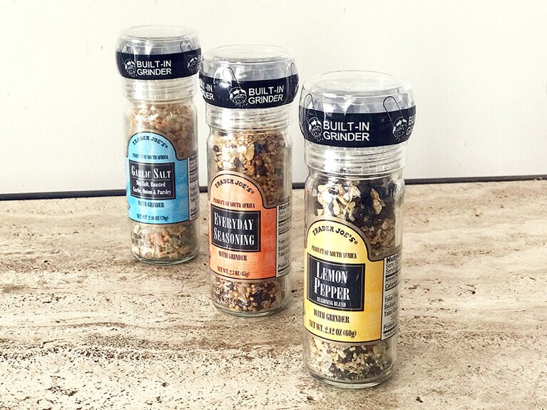 【Lemon Pepper Seasoning Blend  with a Built in Grinder Trader Joe's】右から「レモンペッパー」「エブリディ・シーズニング」「ガーリック・ソルト」60g 各1.99ドル。