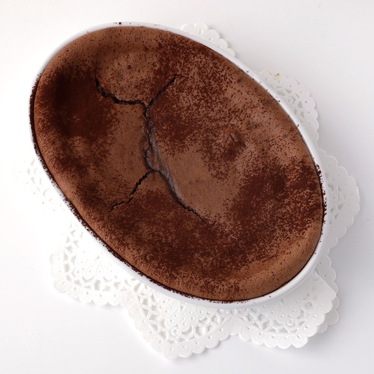 ムース・ショコラ・ジュスト・キュイ 2,970円。粉を使わず焼き上げたチョコレートムース。