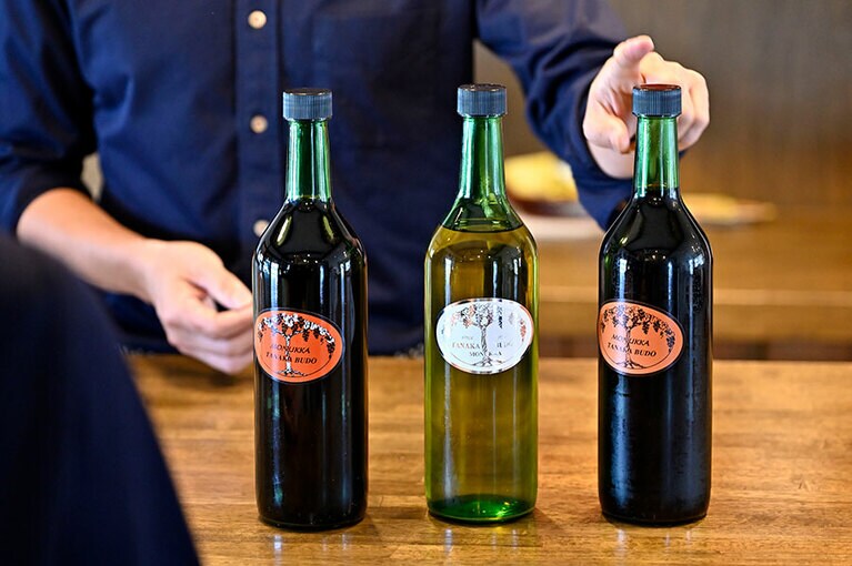 この日、テイスティングしたのは、こちらの３本。左から、世界でも唯一のワイン「ブラックトルネード」、フルーティな味わいにうっとりする「ハニービーナス」、山ぶどうを使った野性味が魅力の「ヤマソービニヨン」。1本3,000円～。