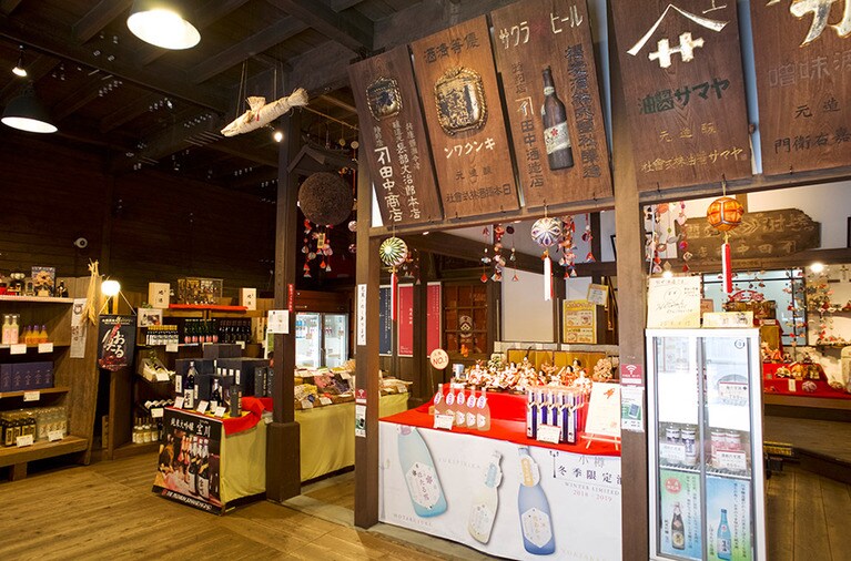 店内には創業当時の看板も展示されていて趣深い。