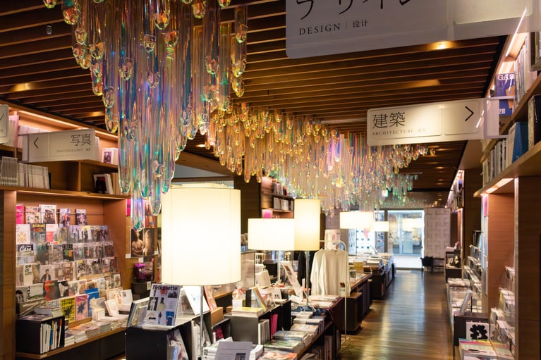 DAISY BALLOONによるバルーンアートのインスタレーション「声のまえの光」。