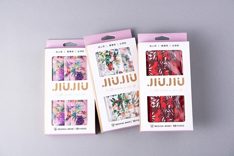 満を持して医療用マスクをリリース。60種類以上のバリエーションを誇り、プリントマスク界を席巻中。こちらは台湾で販売されている10枚用パッケージ。