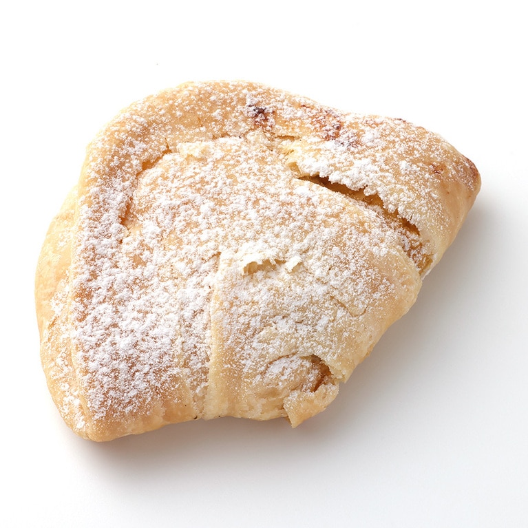 ショーソン・イタリアン 370円。カスタードクリームとシュー生地を合わせてラムレーズンを混ぜ込み、パイ生地で包んで焼く。