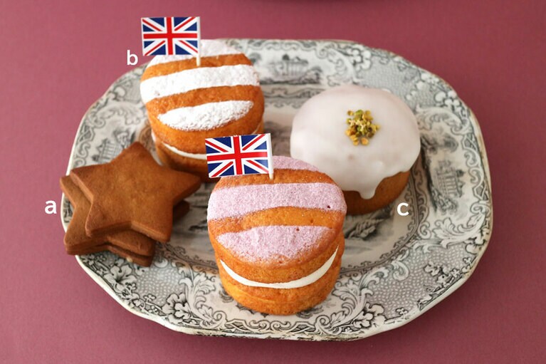 a：ジンジャービスケット 5枚入り 600円 
b：ヴィクトリアケーキ(奥からストロベリー、4種のベリー) 各直径7cm 各520円 
c：レモンピスタチオケーキ 直径7cm 620円／すべてメルローズ アンド モーガン
