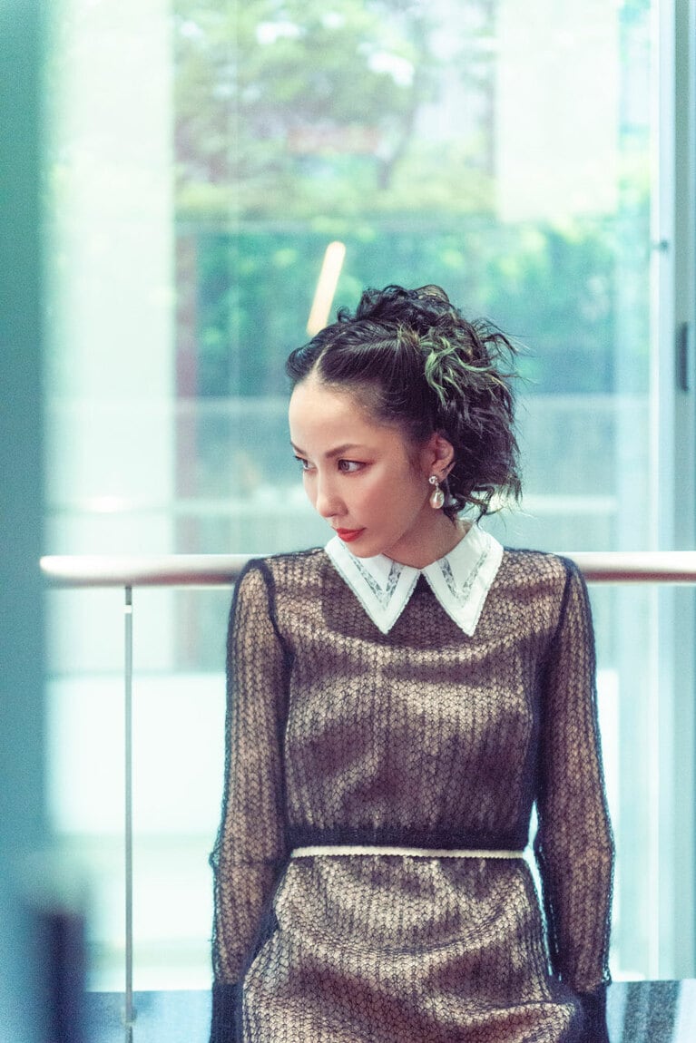 ドレス 198,000円・イヤリング 20,900円／N21 (問い合わせ IZA 0120-135-015)