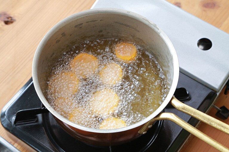 このぐらい油の泡が小さくなったら引き上げるサイン。