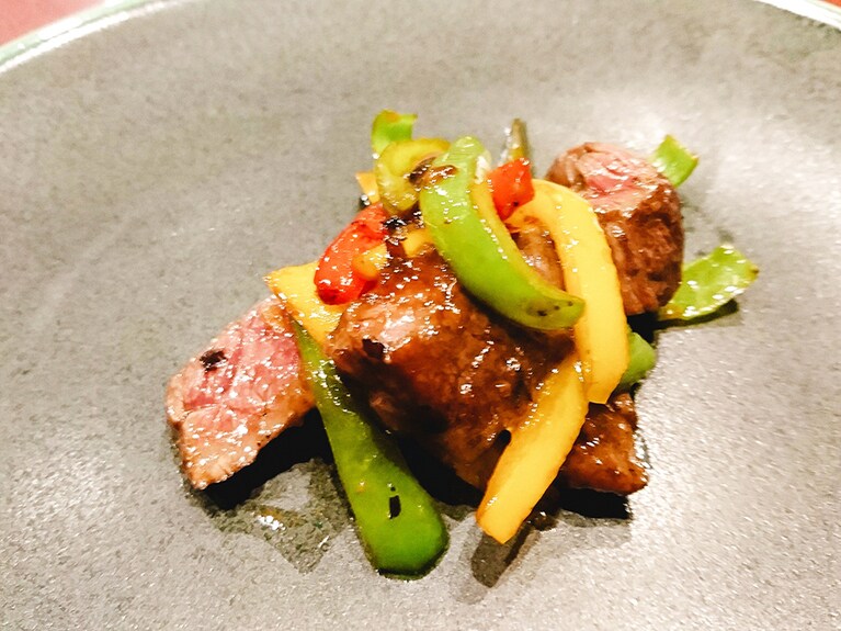 3種のパプリカとともに。肉の火入れもパーフェクト。