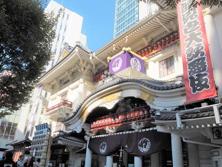 東京メトロ日比谷線、都営浅草線の東銀座駅の3番出口エスカレーターを昇ると、歌舞伎座の正面です。