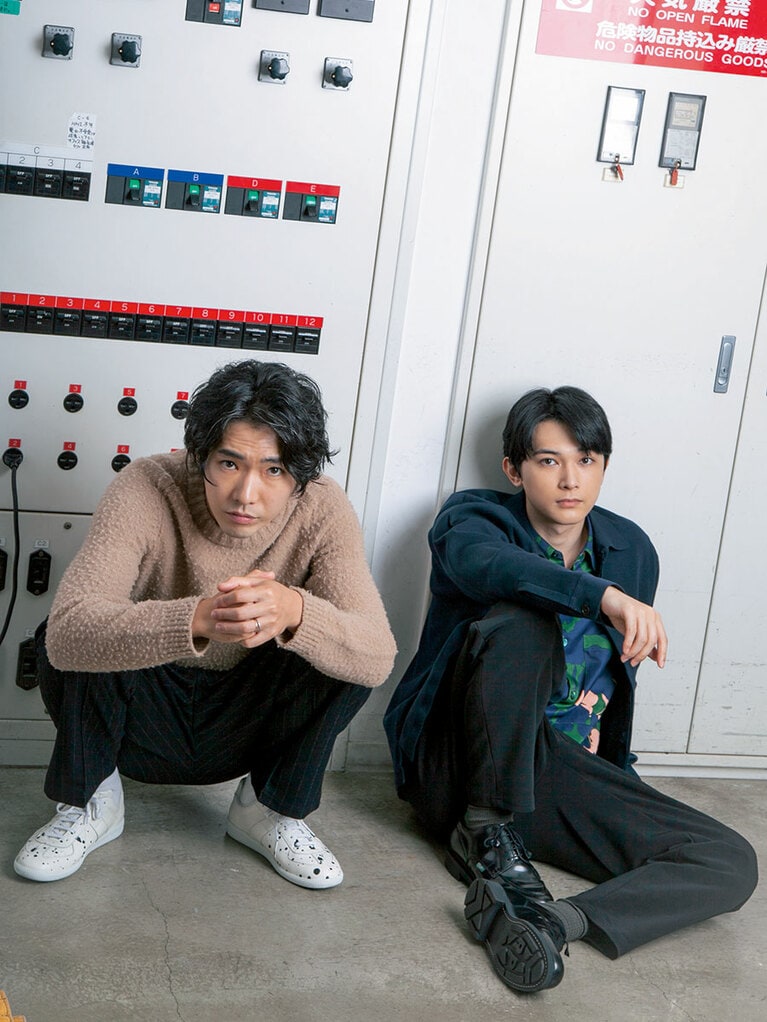 ［柄本］ニット98,000円、パンツ92,000円、シューズ72,000円／メゾン マルジェラ(メゾン マルジェラ トウキョウ)