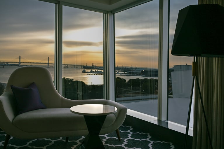 ハーバービューの部屋からの夜明け。