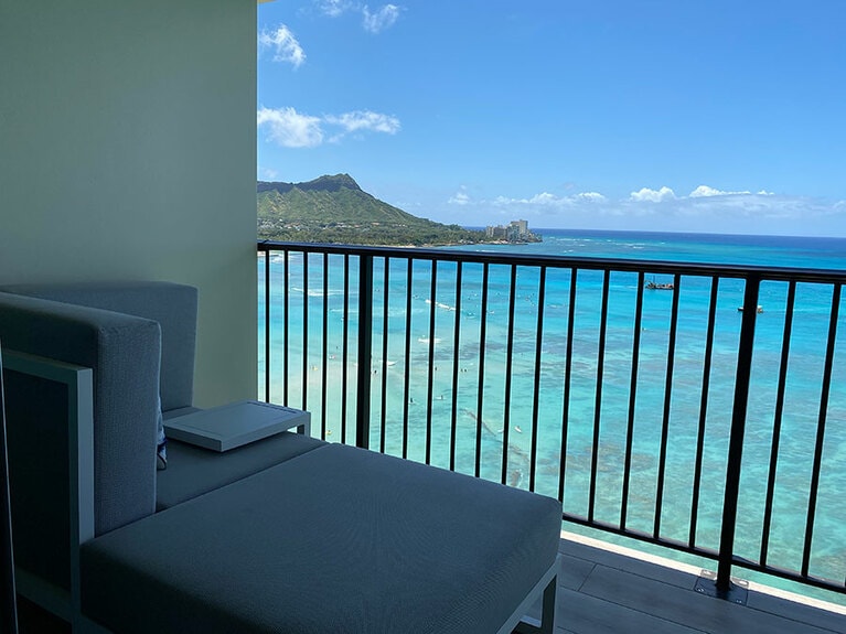 ラナイには新しくチェイス型のカウチが置かれ極楽〜。