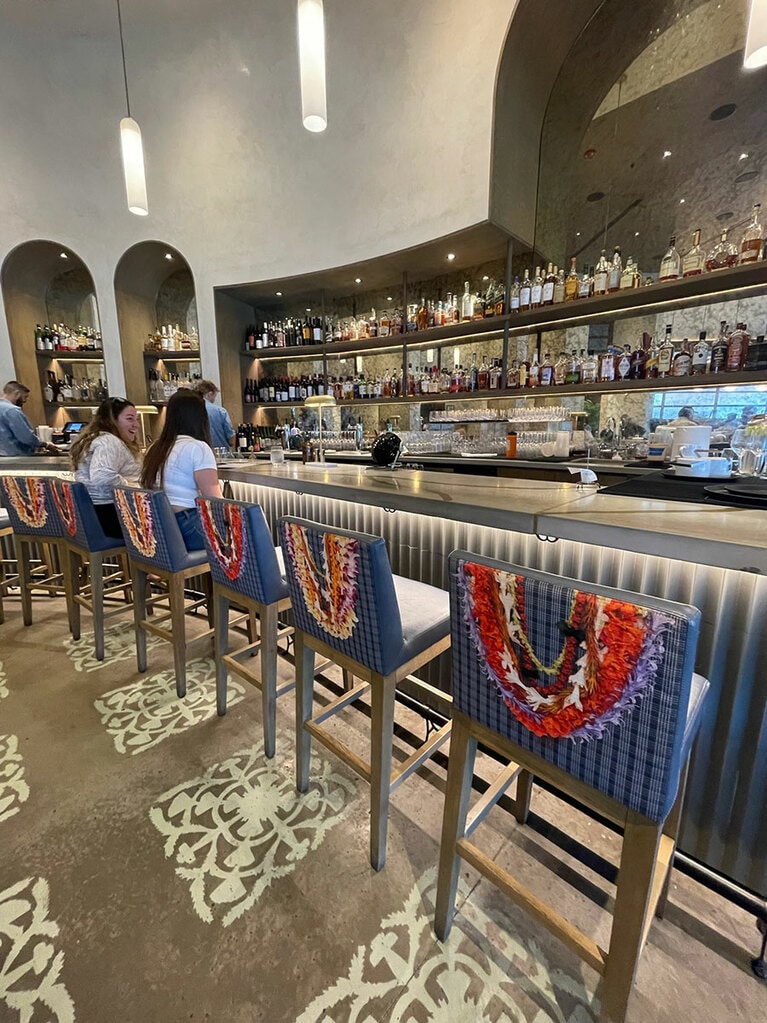 レイのあしらいが可愛いハイチェアー。