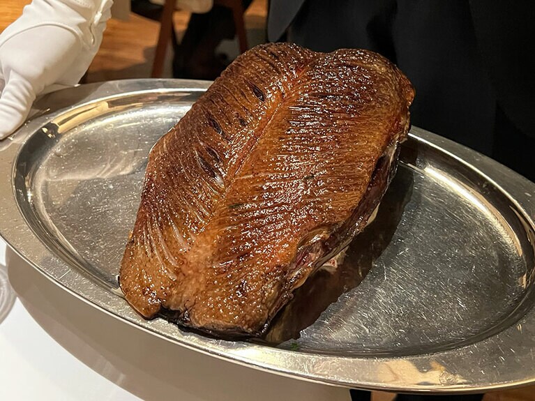 【Droit（ドロワ）】メインは、焼き色も美しく、旨みあふれる鴨のロースト。