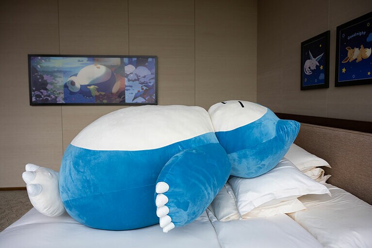 スイートのベッドを占領するカビゴン。