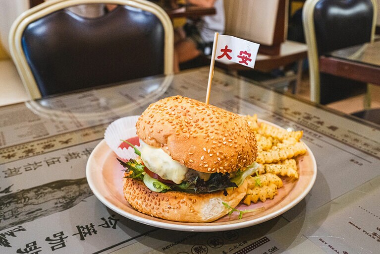 「Pork Patty with Prserved Vegetable Burger with Fries」98香港ドル。