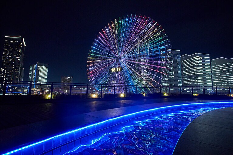 よこはまコスモワールド大観覧車のイルミネーションが目の前に。