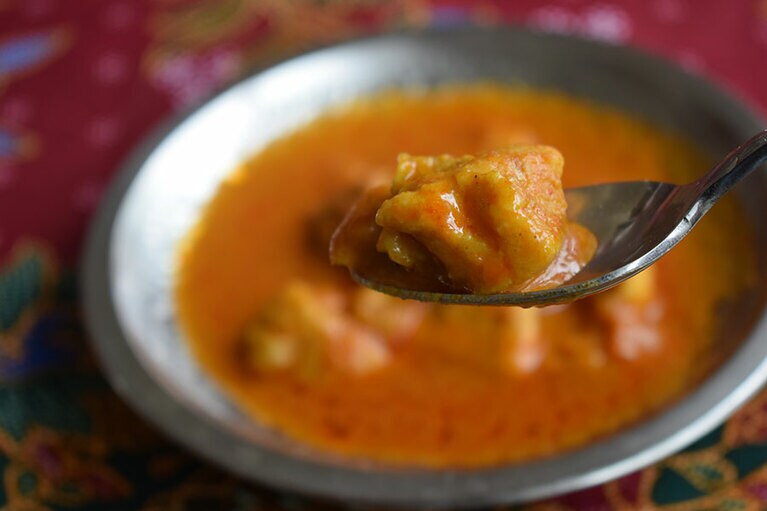 チキンカレー。鶏肉は適度な弾力がありジューシー。唐辛子は、乾燥、生、パウダーの3種も使い、深みのある辛さに仕上げている。