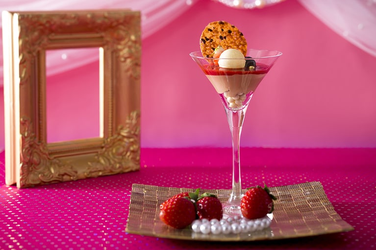 ウェルカムスイーツ「パール・プリンセスのチョコレートパフェ」のイメージ。