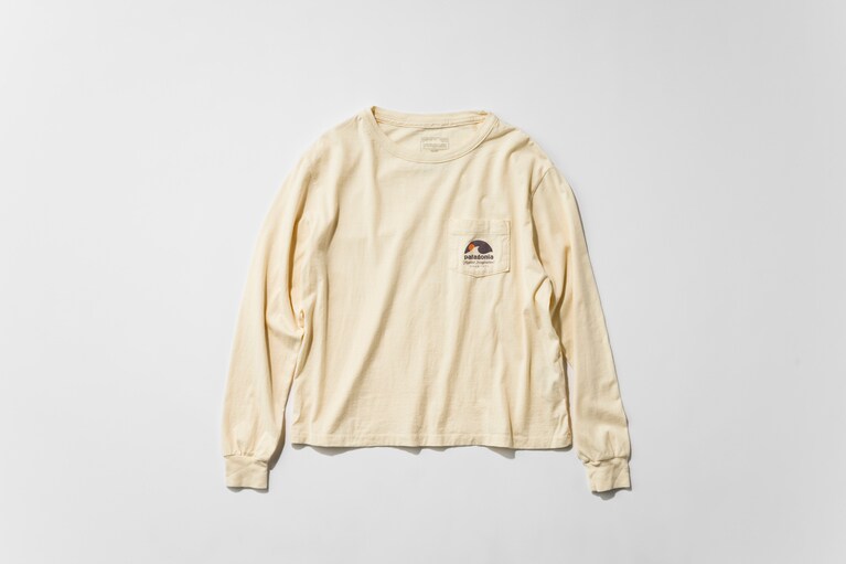 オーガニックコットン100％使用したロンTは、丈が短く、ゆったりしたボクシーなシルエットが今っぽい。色みの異なる糸を何本も組み合わせることで、ニュアンスのある柔らかいホワイトを表現。ウィメンズ・ロングスリーブ・アプライド・イマジネーション・イージーカット・オーガニック・ポケット・Tシャツ 8,250円。