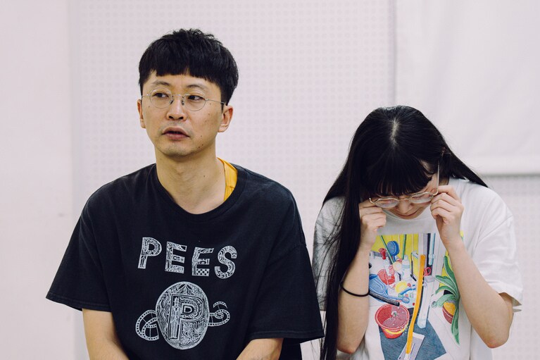 「忘れられてしまった記憶へ目を向けたい」ポッドキャスト演劇に挑戦するロロ・三浦直之が新作『まれな人』にかける思い。稽古風景。