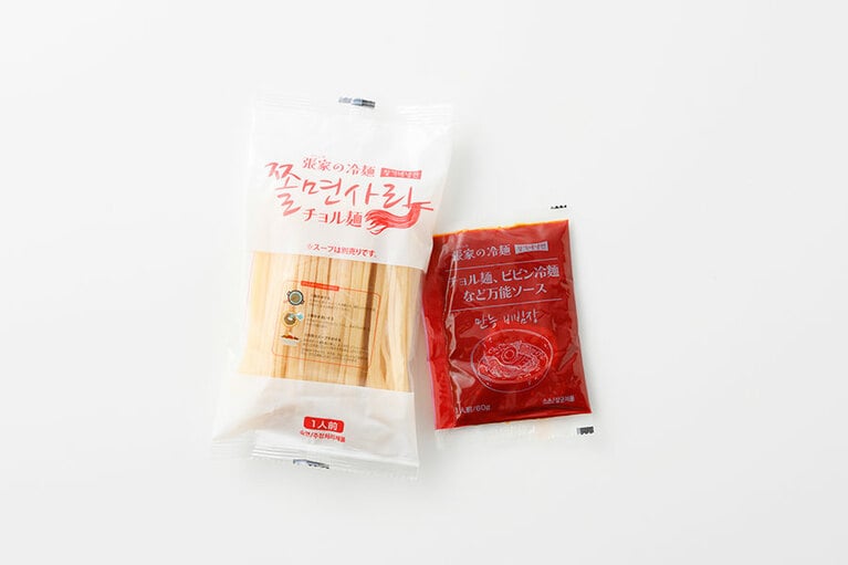 左から：張家のチョル麺 130円（160g）、張家のビビムソース 90円（60g）。