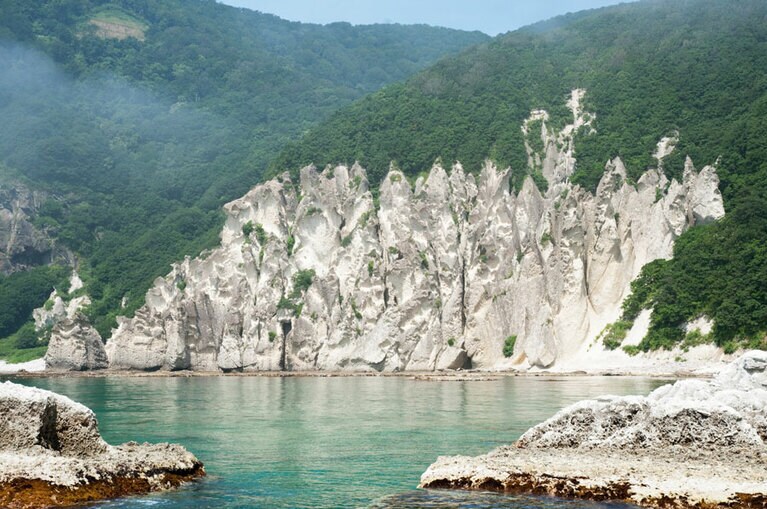 海から行く場合、仏ヶ浦の入口ともいえるのが、五百羅漢。(C)佐井村観光協会