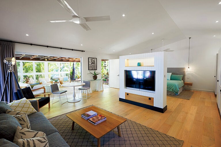 ハネムーナーにおすすめの“サウススイート”。テラスにあるバスタブも心地いい。バリアフリー対応。