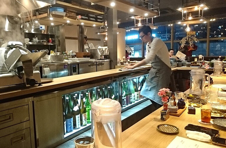 カウンター24席を含み、55席を用意する。