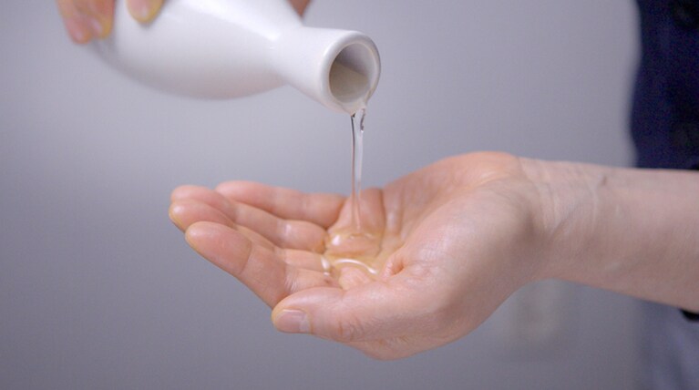 オリジナルの韓方エッセンスでのケア。