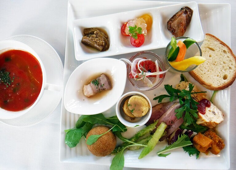 雲南市の斐川町や加茂町の野菜をふんだんに使ったランチプレート。