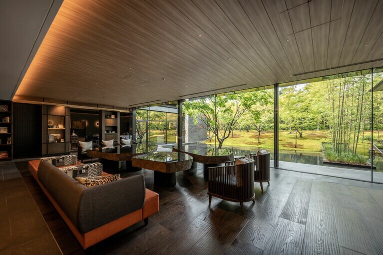 庭を望むギャリア・二条城 京都のロビーラウンジ。